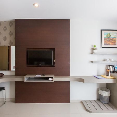 Hemingways Silk Hotel Patong Bagian luar foto