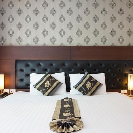Hemingways Silk Hotel Patong Bagian luar foto