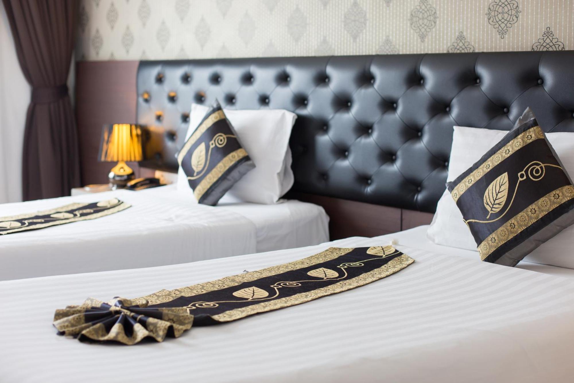 Hemingways Silk Hotel Patong Bagian luar foto