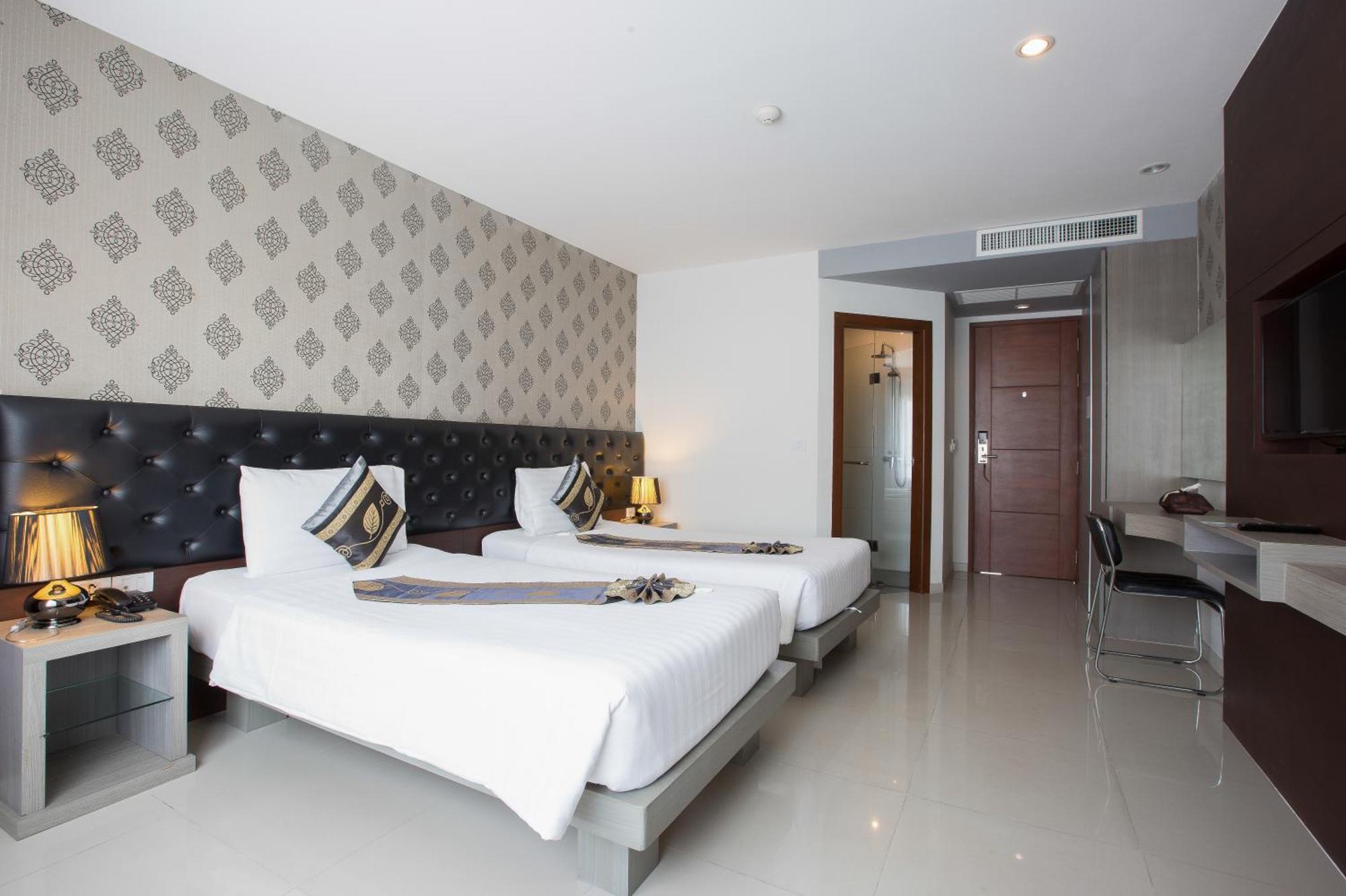 Hemingways Silk Hotel Patong Bagian luar foto