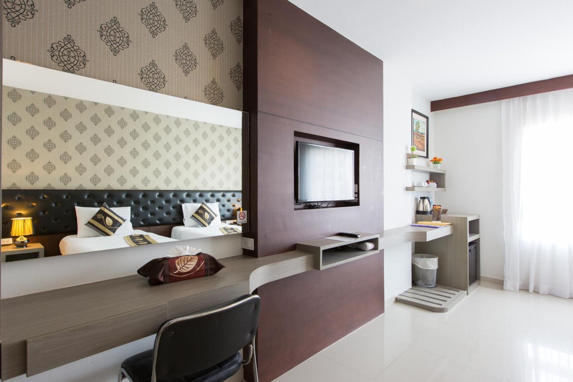 Hemingways Silk Hotel Patong Bagian luar foto