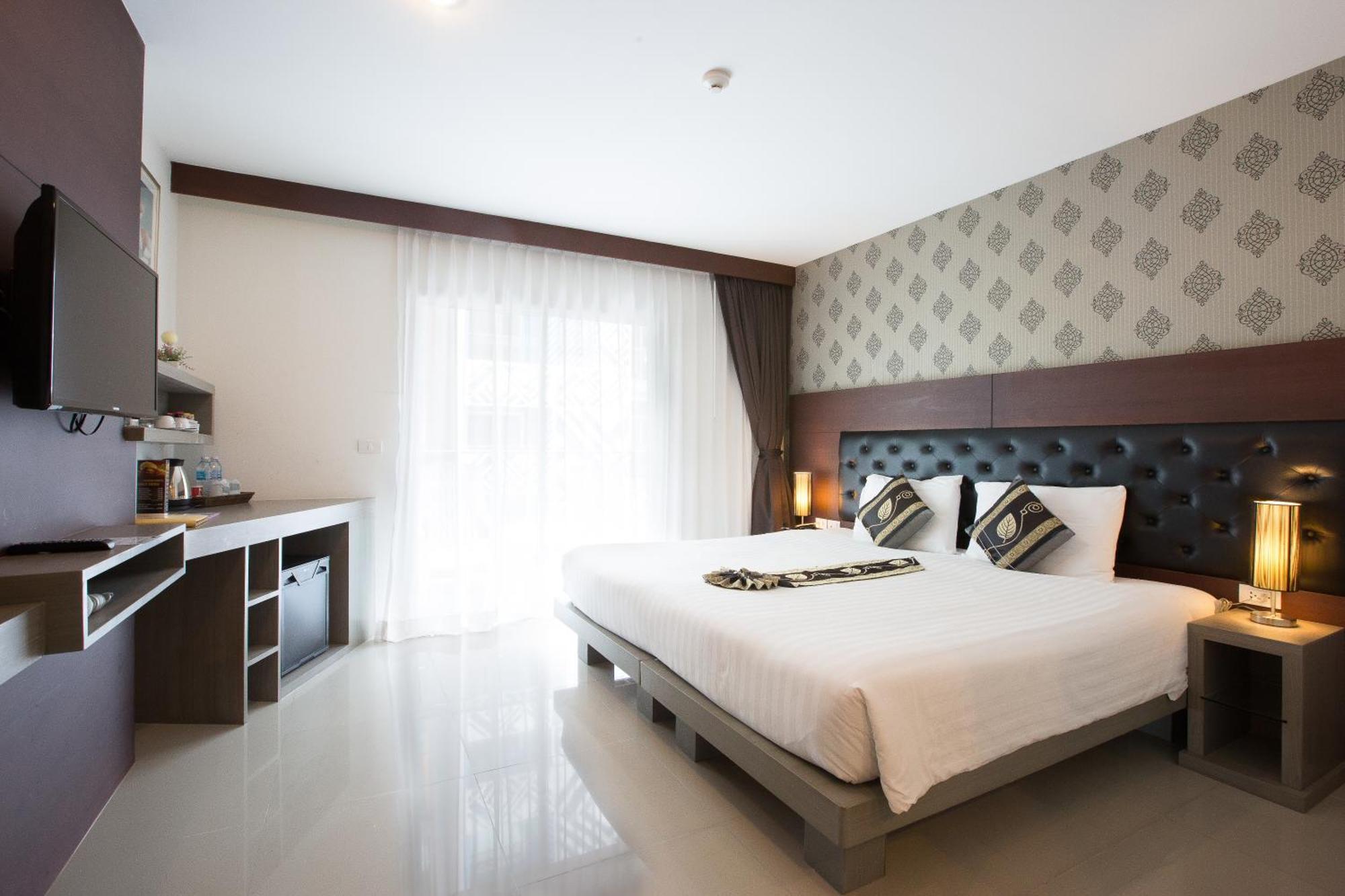 Hemingways Silk Hotel Patong Bagian luar foto