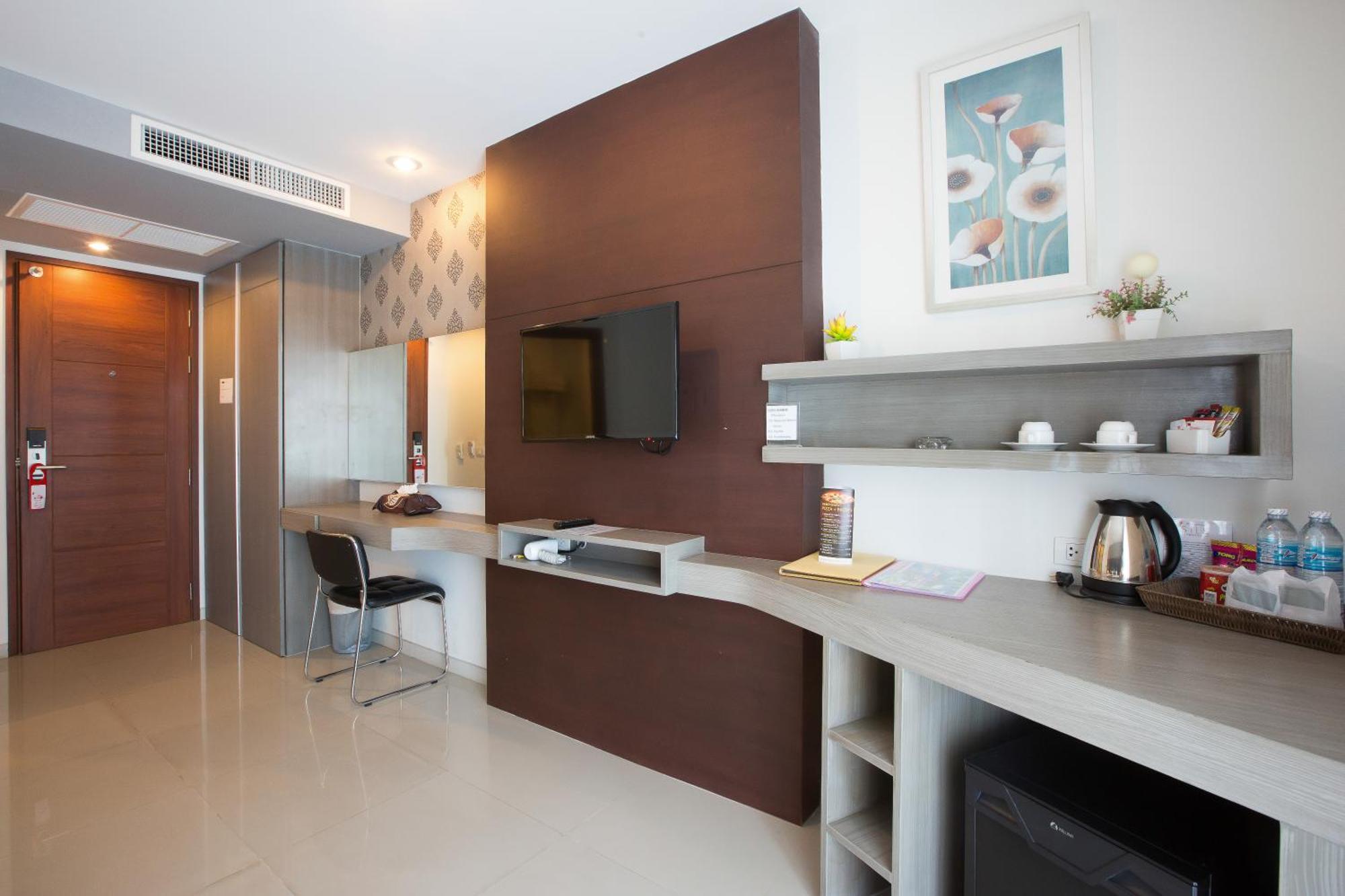 Hemingways Silk Hotel Patong Bagian luar foto
